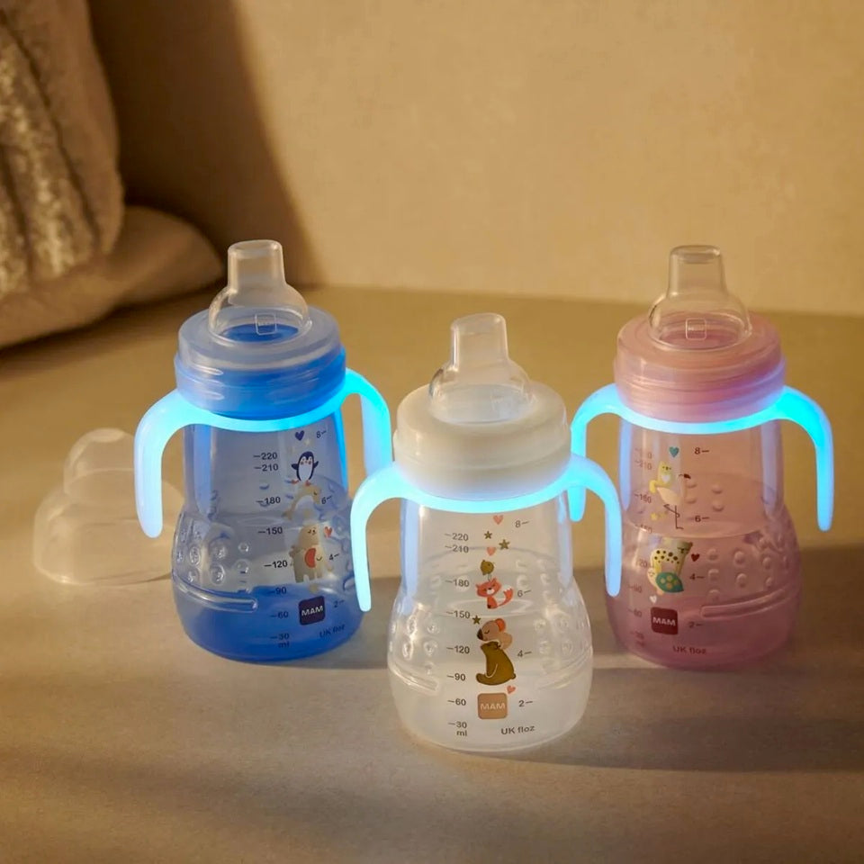 MAM Trainer Night Becher, auslaufsicher, 2 Mundstücke und leuchtende Griffe, 220 ml, 4 m+