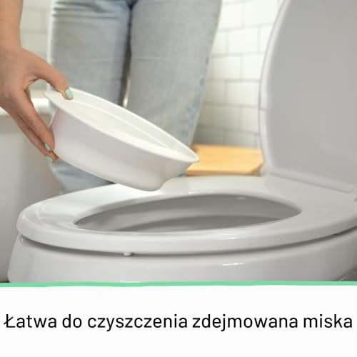Dłoń wyjmująca białą miskę z nocnika Ingenuity.