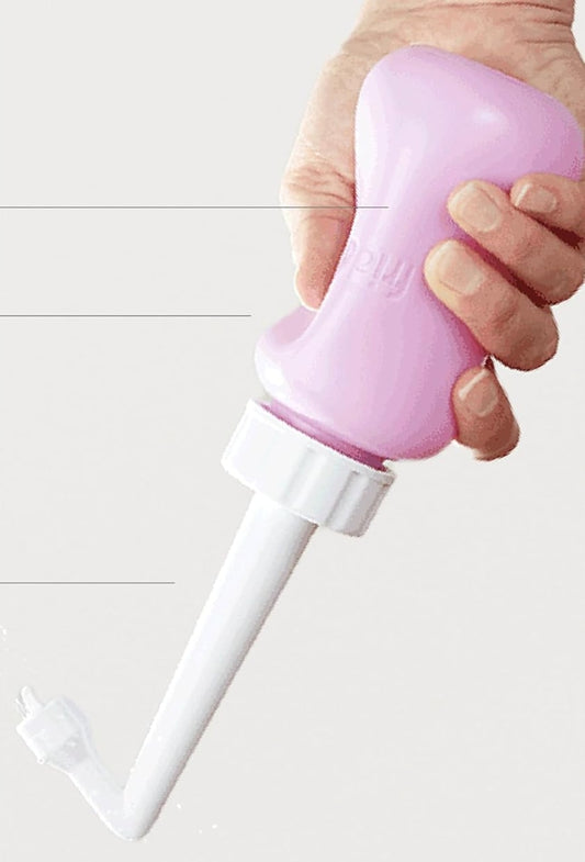 FRIDA Mom Peri-Flasche zur Pflege nach der Geburt, 295 ml + Etui – Produktfoto 2