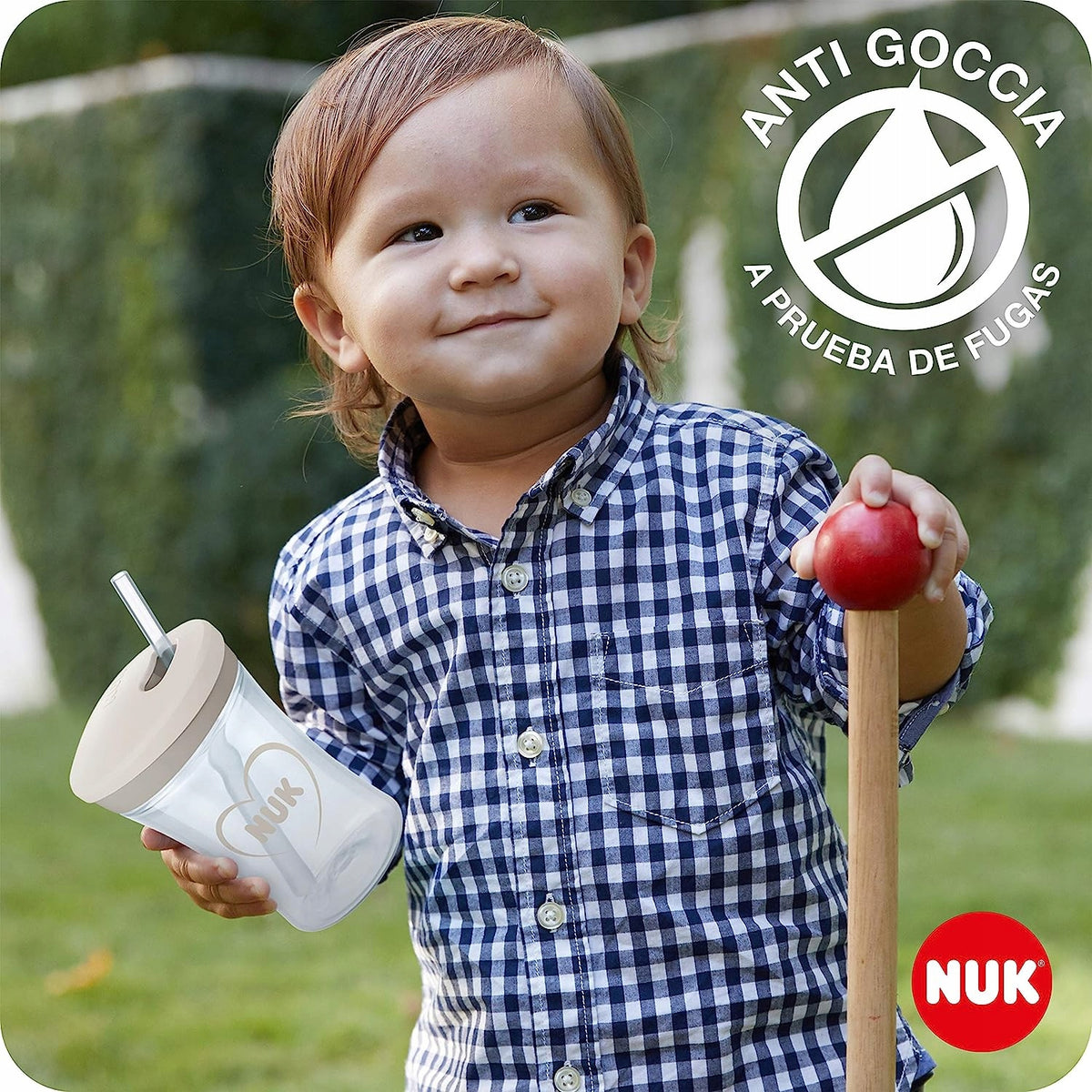 NUK Action Cup KUBEK NIEKAPEK z efektem kameleona 12 m+ z antyprzeciekowym słomką i logo NUK