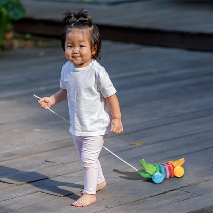 Zabawa aligatorem PlanToys Rainbow Alligator na zewnątrz