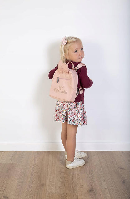 CHILDHOME My First Bag PLECAK dla dzieci miś, różowy plecak dla dziecka na zdjęciu z dziewczynką