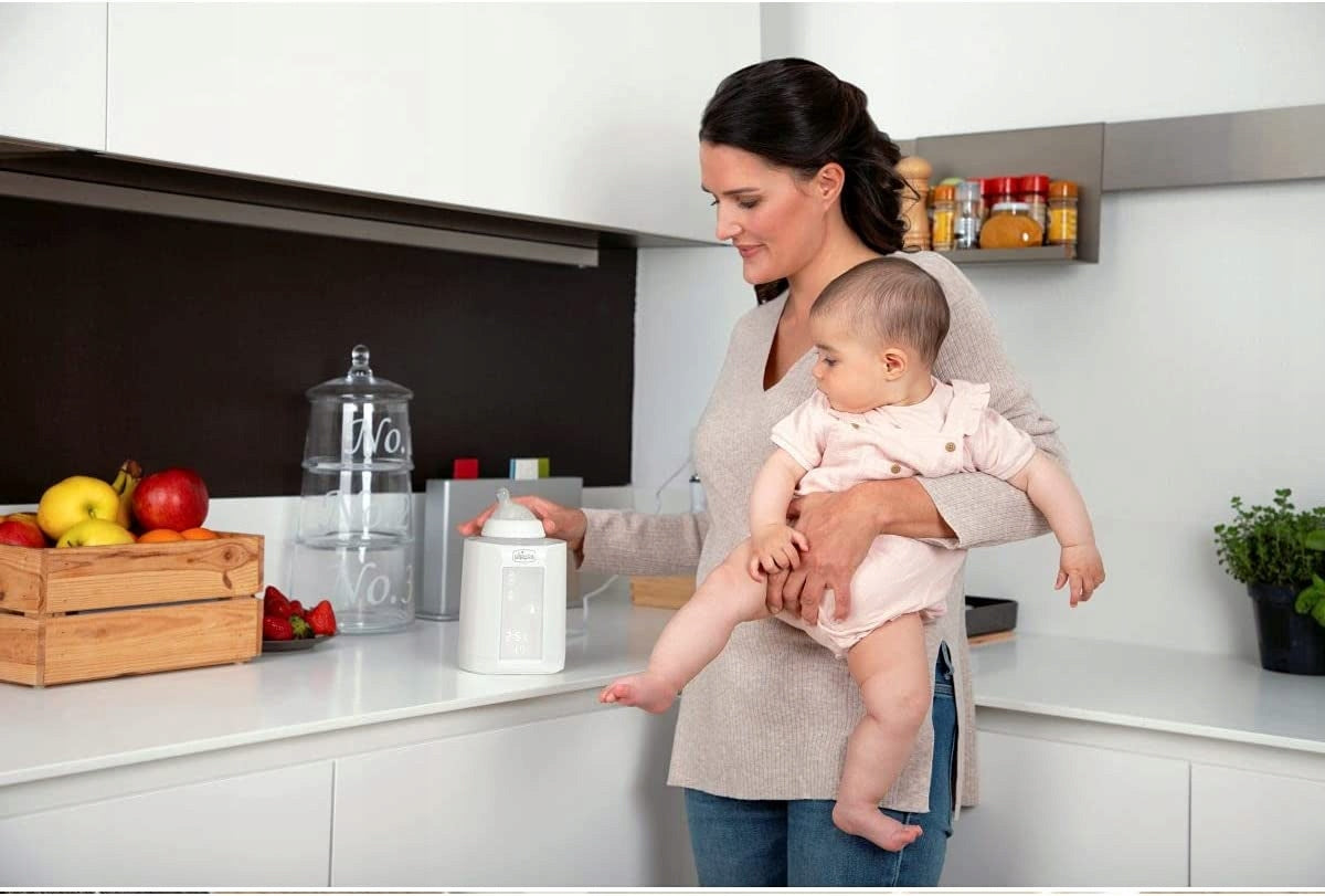 CHICCO podgrzewacz do butelek + sterylizator 2w1, biały cyfrowy model w kuchni z mamą i dzieckiem