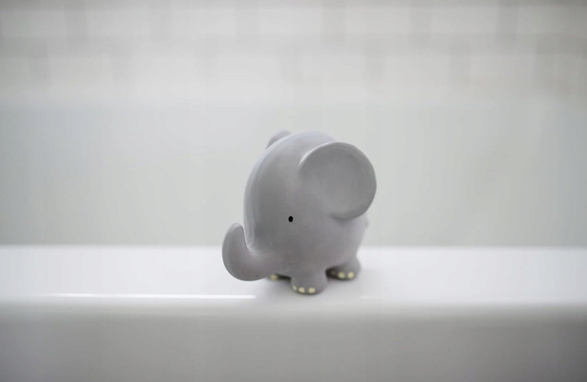 TIKIRI Beißring und Badespielzeug aus Naturkautschuk mit Rassel 9 x 11,5 cm ELEFANT