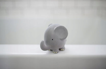TIKIRI Beißring und Badespielzeug aus Naturkautschuk mit Rassel 9 x 11,5 cm ELEFANT