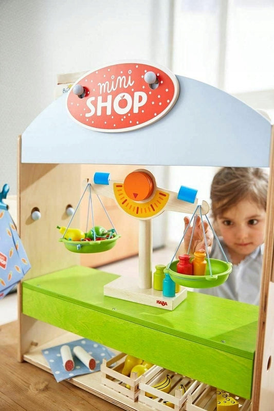 HABA hölzerne Kaufladenwaage mit Gewichten und Gewichtssätzen – Produktfoto 2