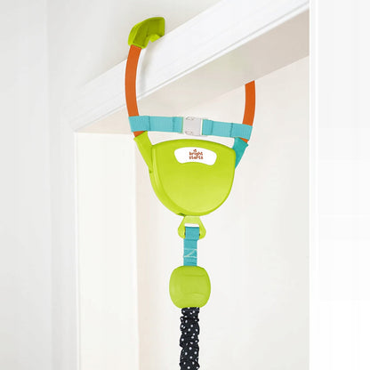 Zbli�enie zielonego mocowania Bright Starts i turkusowego paska przy g�rnej cz�ci futryny.