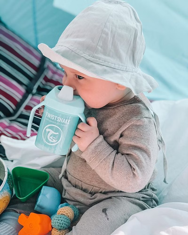 TWISTSHAKE Mini Cup Auslaufsicherer Becher mit Trinkschnabel und Mixer 230 ml 4 Monate+