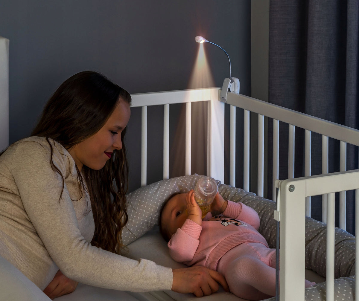 REER Mummy&Me lampka nocna LED z elastyczną szyjką na klips, biała lampka do łóżeczka z regulowanym światłem