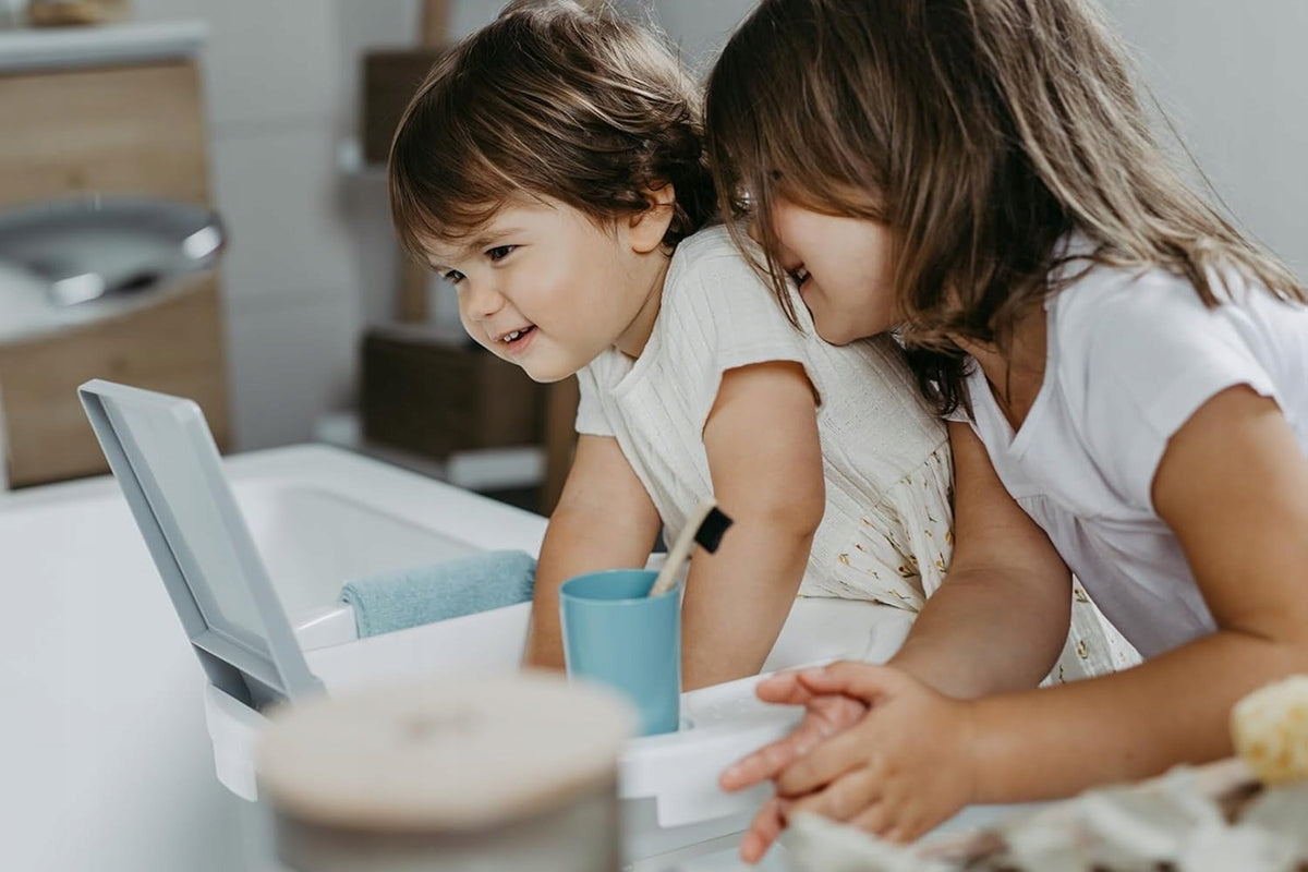 ROTHO Kiddy Wash Kinderwaschbecken mit bruchsicherem Spiegel und Becher