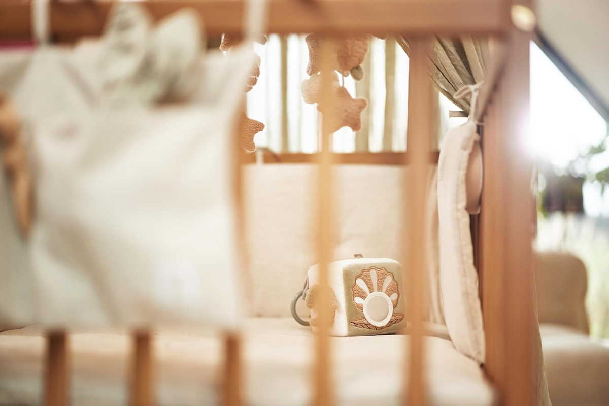 JOLLEIN Activity Cube, Plüsch-Hängeelement Würfel mit Rassel und Spiegel 11x11 cm