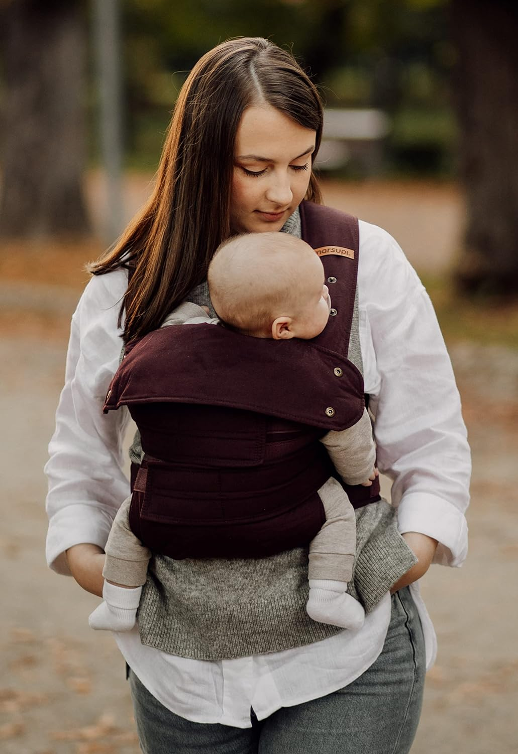 MARSUPI 2.0 nosidełko ergonomiczne XL 3,5 - 15 kg w kolorze berry, mama nosi dziecko w pozycji M