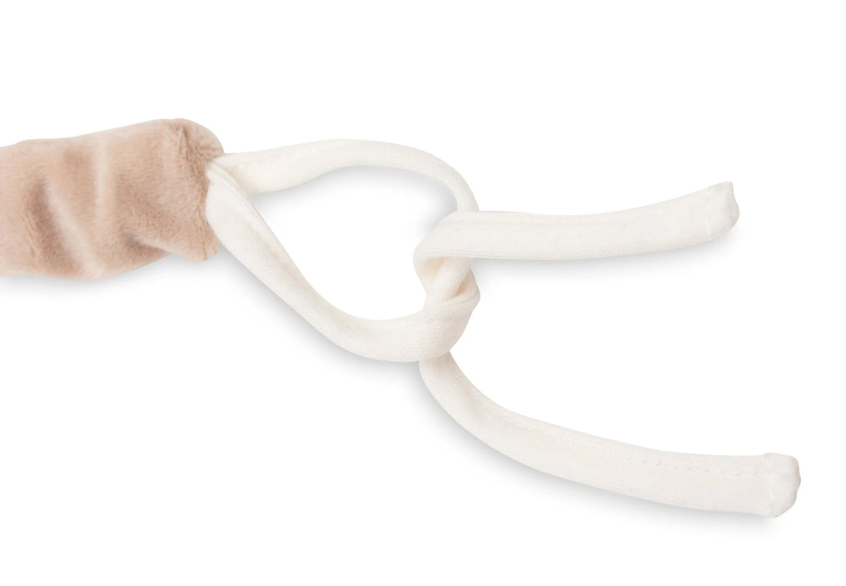 Zbliżenie na jasne paski mocujące przy końcu tekstylnej zawieszki.