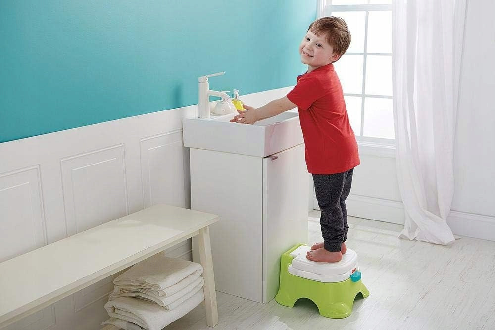 FISHER-PRICE Królewski Nocnik podest nakładka 3w1, dziecko korzysta z nocnika i podestu w łazience