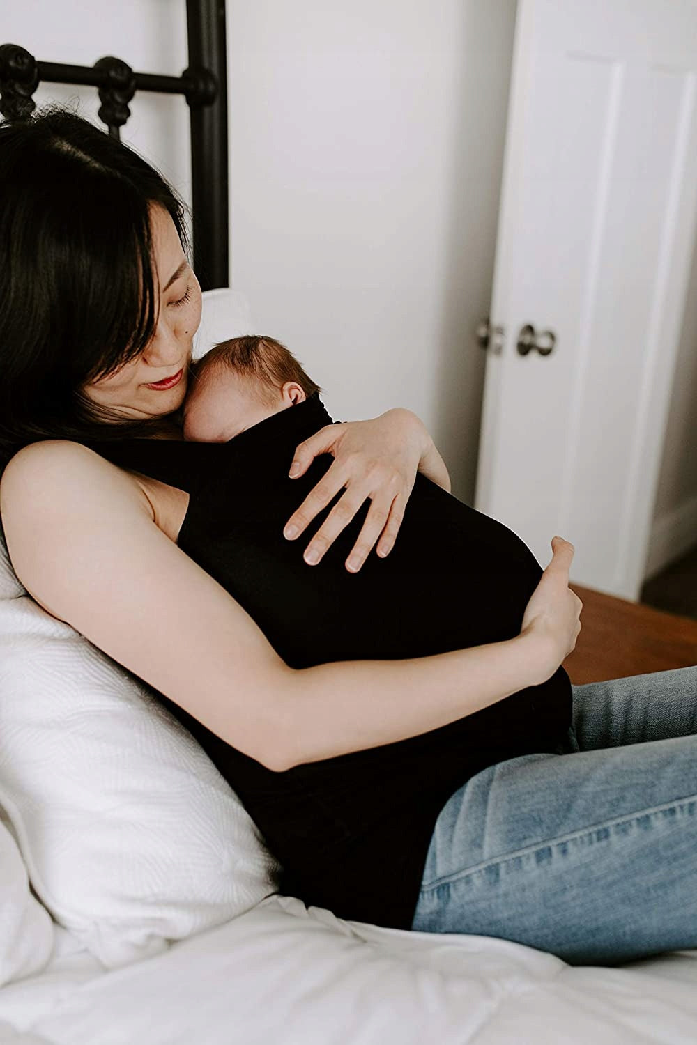 ADEN + ANAIS top do kangurowania S czarny, mama tuląca dziecko do kontaktu skóra do skóry