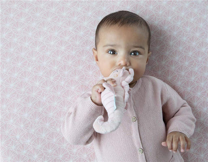 Zdjęcie poglądowe Little Dutch Ocean Pink LD4821 – dziecko bawiące się różowym konikiem morskim