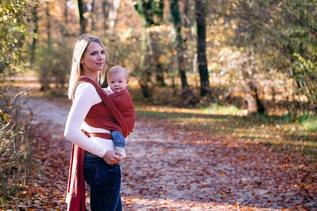 AMAZONAS Carry Sling chusta do noszenia dziecka do15kg 5,1m, mama nosi dziecko w lesie