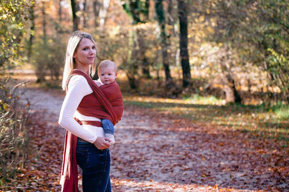 AMAZONAS Carry Sling chusta do noszenia dziecka do15kg 5,1m, mama nosi dziecko w lesie