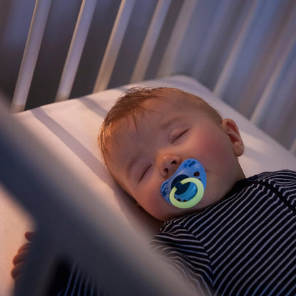 Śpiące niemowlę z NUK SIGNATURE NIGHT smoczek uspokajający x2 0-6msc świecącym w ciemności