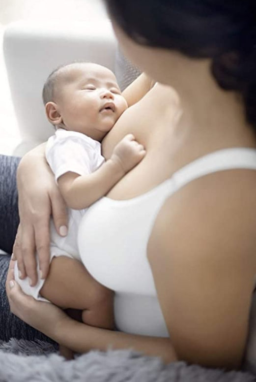 MEDELA top z biustonoszem do karmienia – biały, wygodny top z wbudowanym biustonoszem do karmienia matki z dzieckiem.