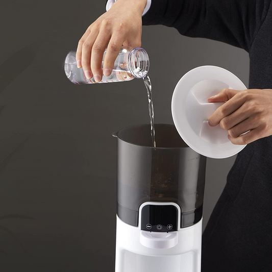 D�o� nalewa wod� do otwartego zbiornika dyspensera Bellababy Instant Warmer.