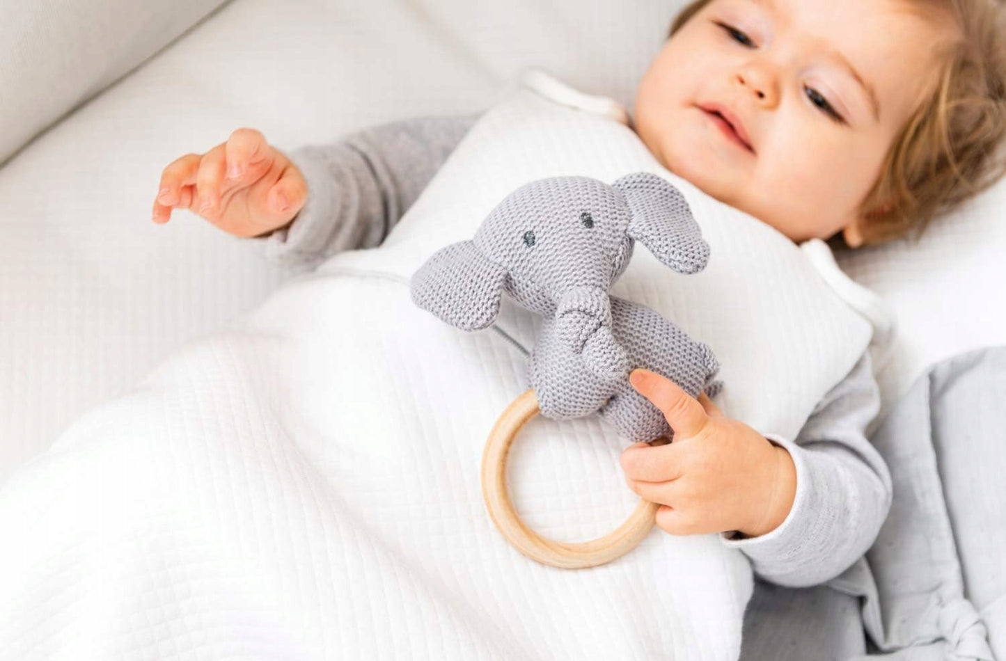NATTOU bawełniano-drewniany chwytak gryzak z grzechotką SŁOŃ TEMBO 15 cm