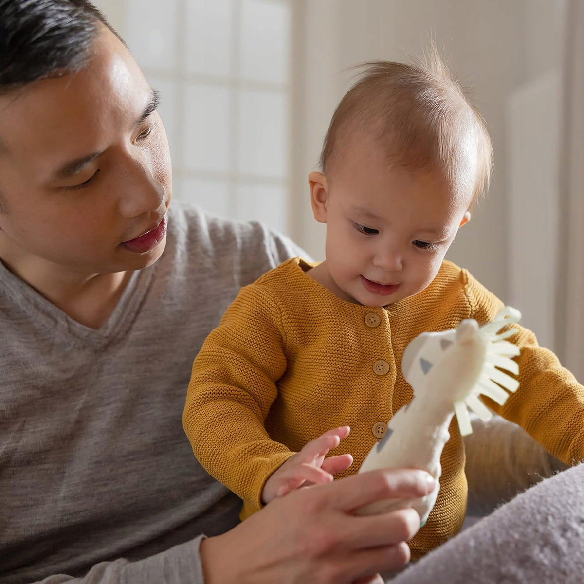 NUK Little Friend Beruhigungssauger mit Kuscheltier ZEBRA 0-6 m
