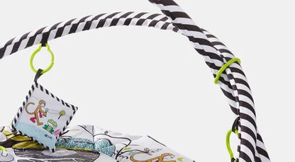 Kinderkraft Smartplay — zbliżenie pałąków i mocowań zawieszek