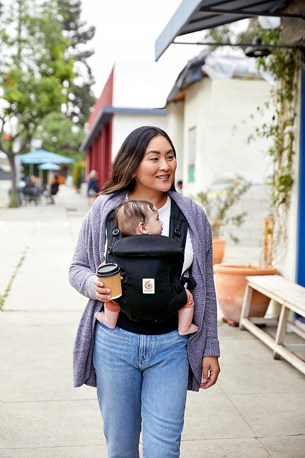 ERGOBABY ADAPT nosidełko ergonomiczne 3,2-20kg czarne, mama nosi dziecko na spacerze