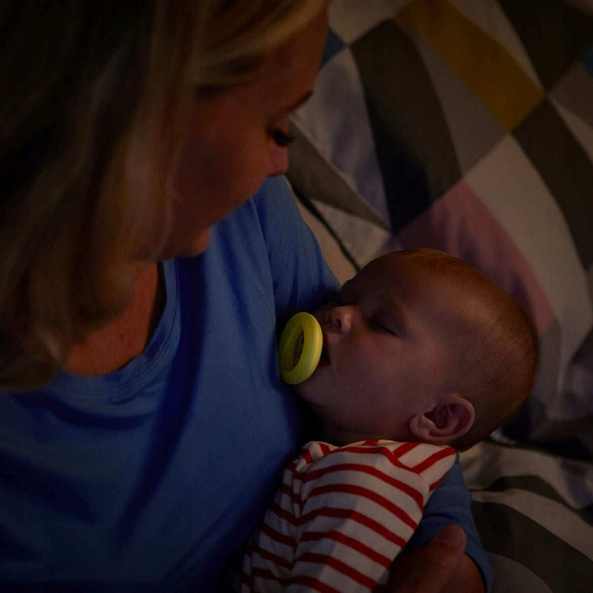 TOMMEE TIPPEE smoczek ortodo. x2 6-18msc ŚWIECI. uspokajający smoczek świecący w ciemności dla niemowlęcia
