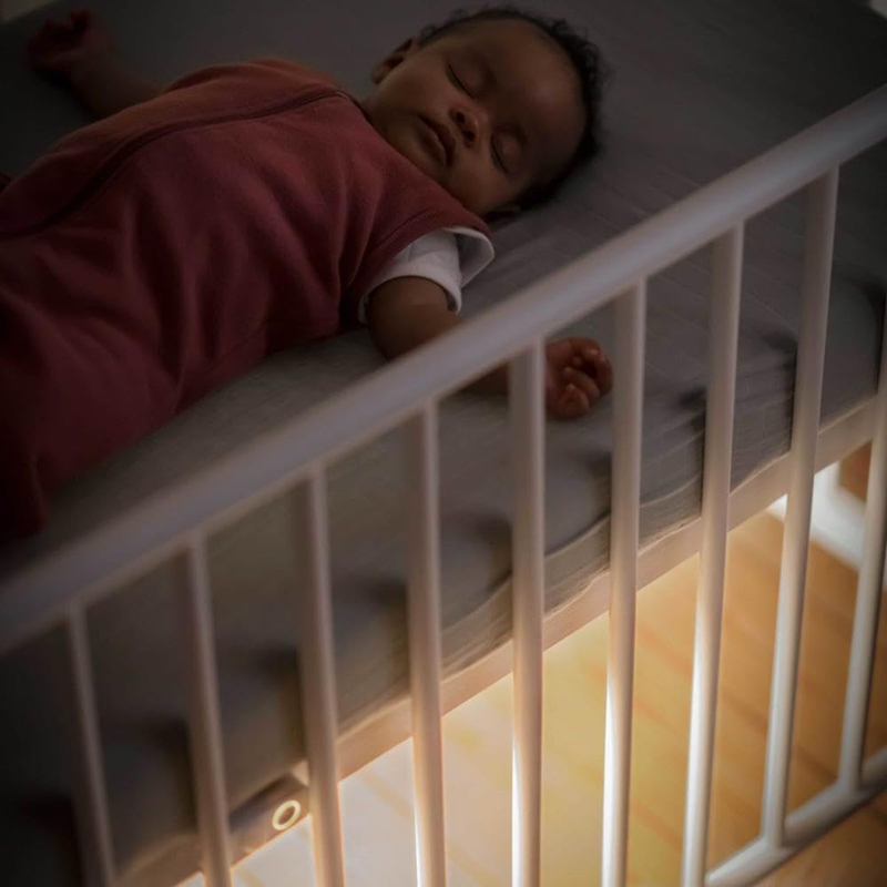 MAXI-COSI Glow intelligens, alkalmazással vezérelhető, kiságy alá helyezhető éjszakai lámpa, 30 cm