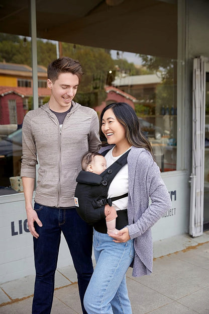 ERGOBABY ADAPT SoftTouch Cotton nosidełko ergonomiczne 3,2-20kg czarne, noszone przez rodziców z dzieckiem