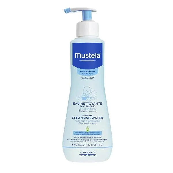 Butelka Mustela Bébé wody oczyszczającej 500 ml z pompką i niebieskim pasem u dołu etykiety.